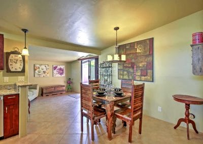 Vacation Home Rentals Tucson, Dine for 4 at the kitchen table