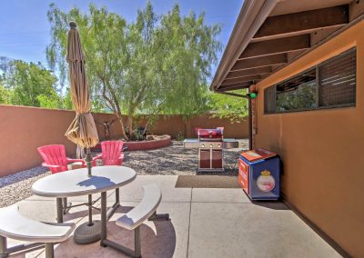 Vacation Home Rentals Tucson, Dine outside and sit under the shade of the umbrella