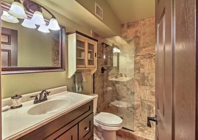 Vacation Home Rentals Tucson, Get ready for the days adventure in this full bathroom