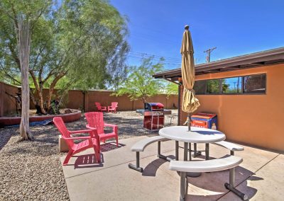 Tucson Vacation Rentals, Big Back Yard, Spend your day grilling burgers and sipping refreshing drinks in the backyard