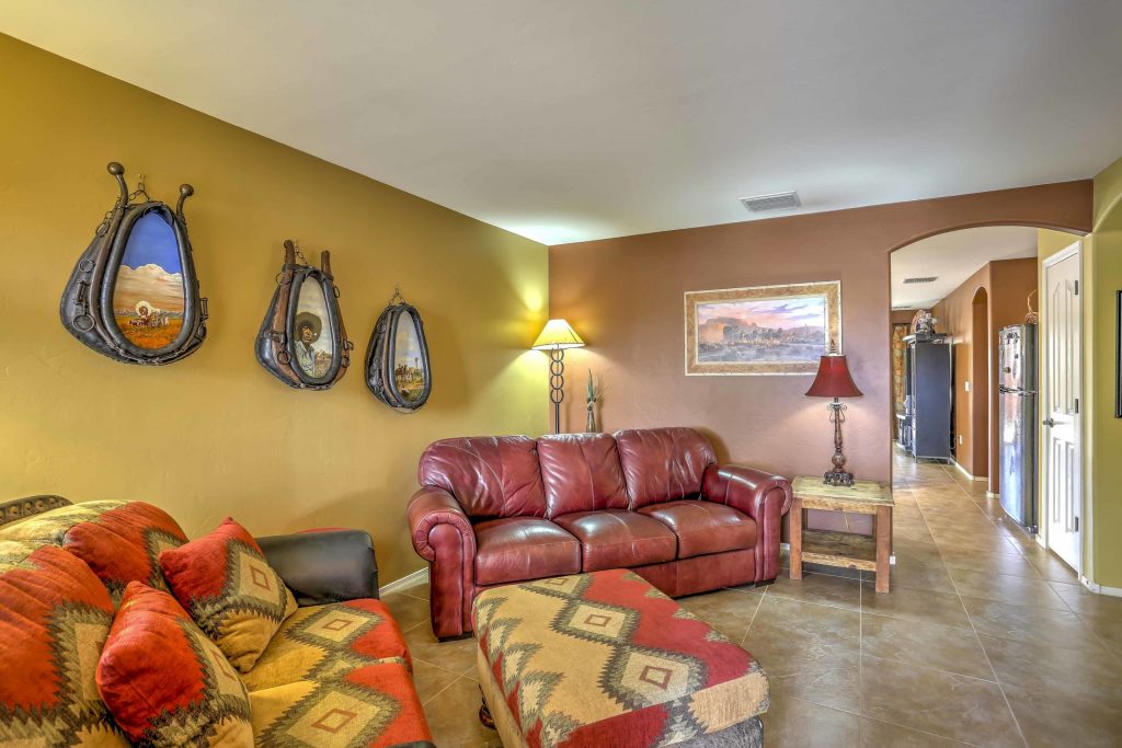 This 1,258-square-foot home boasts vivid artwork and comfortable furnishings Tucson Vacation Rentals, This 1,258-square-foot home boasts vivid artwork and comfortable furnishings